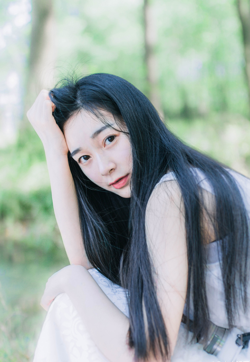“孝直，几年不见，你跟那老狐狸学得一套还真管用。”城中的战斗已经接近尾声，零星的抵抗并不能为这已经倾倒的成都城带来任何变故，庞统和魏延找到了法正和张松，微笑道。